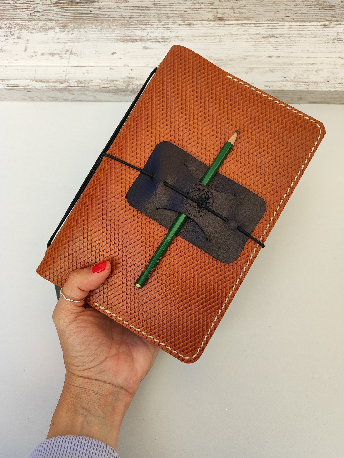 Χειροποίητη δερμάτινη θήκη για ημερολόγιο - σημειωματάριο ''καφέ με εκρού κλωστή''
