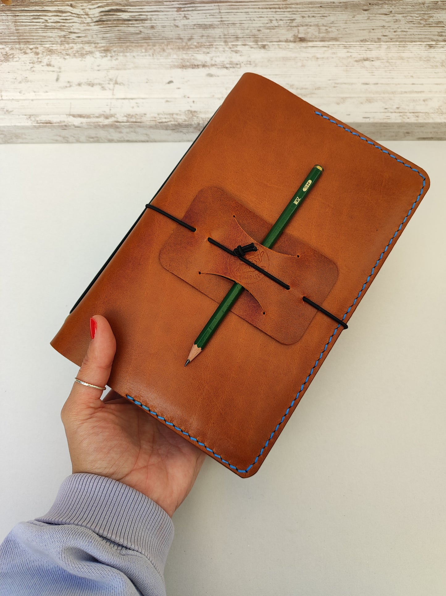 Χειροποίητη δερμάτινη θήκη για ημερολόγιο - σημειωματάριο ''ταμπά με γαλάζια κλωστή''