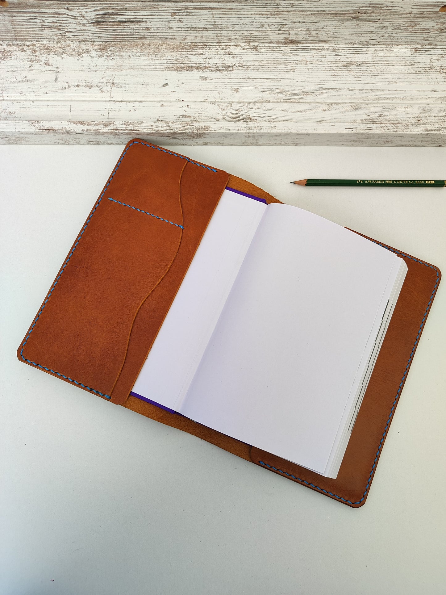 Χειροποίητη δερμάτινη θήκη για ημερολόγιο - σημειωματάριο ''ταμπά με γαλάζια κλωστή''