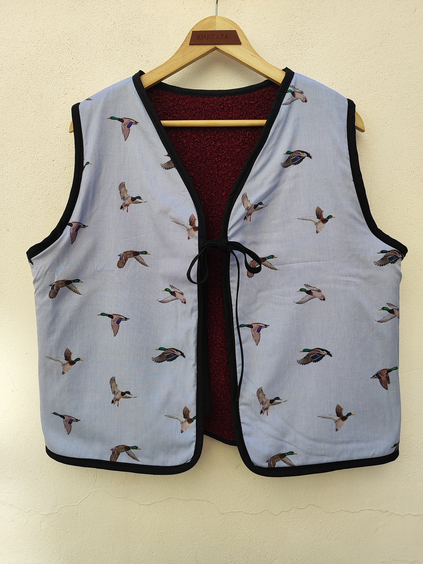 Χειροποίητο γιλέκο, μπορντό μπουκλέ - γαλάζιο με χήνες , διπλής όψης.