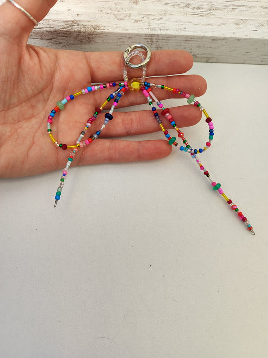 Bag charm φιόγκος από πολύχρωμες χάντρες.