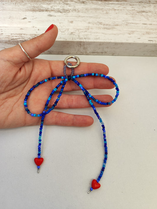 Bag charm φιόγκος από μπλε χάντρες και καρδιές.