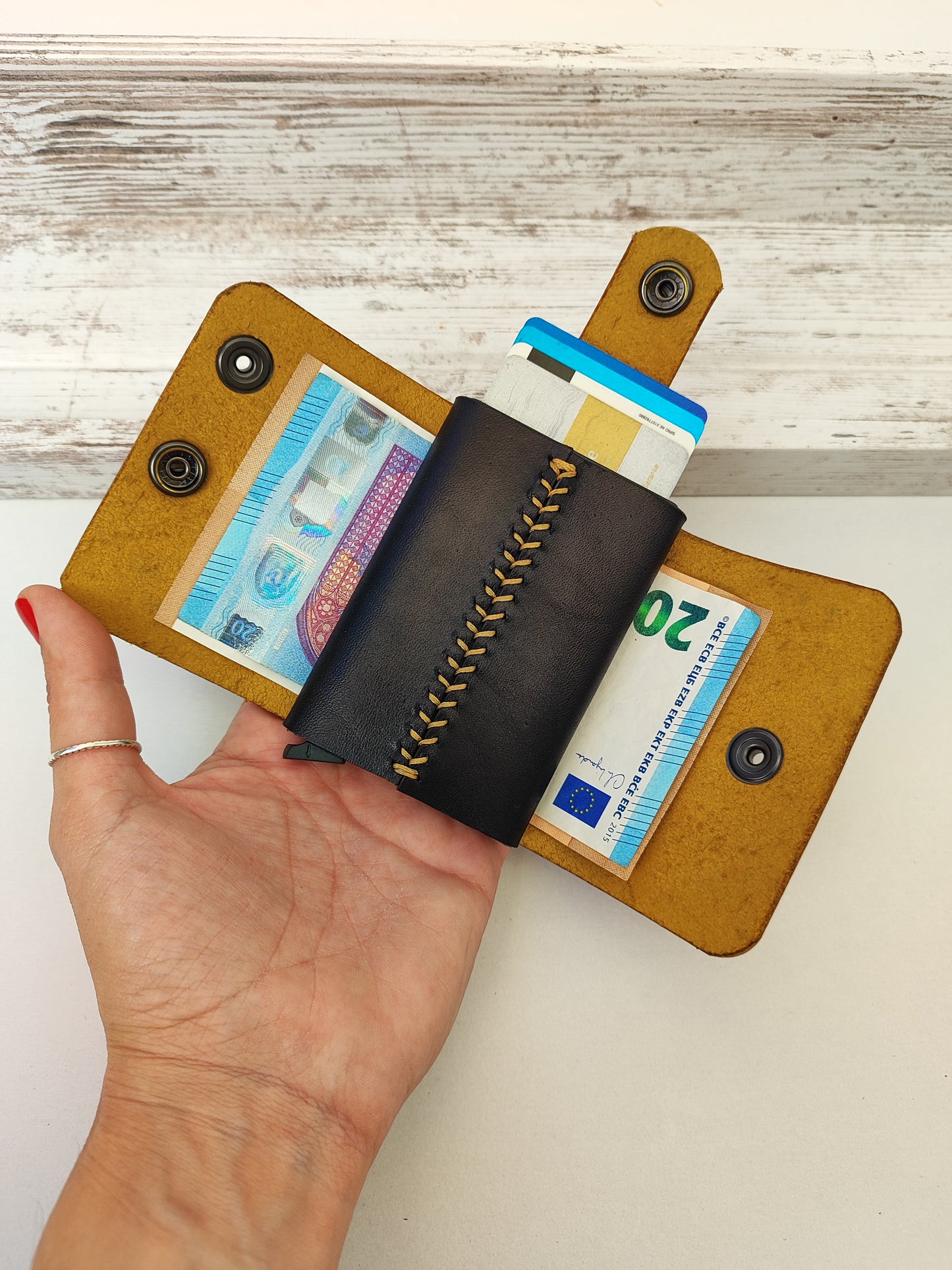 ''James Bond'' χειροποίητο δερμάτινο πορτοφόλι -ταμπά.