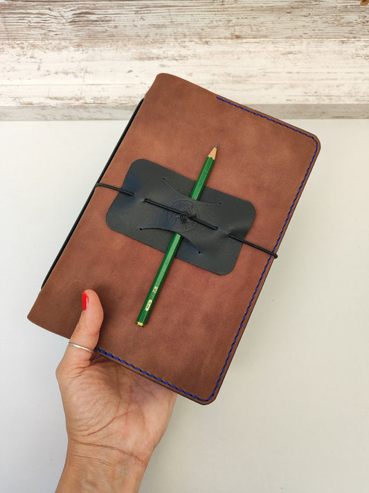 Χειροποίητη δερμάτινη θήκη για ημερολόγιο - σημειωματάριο ''καφέ με μπλε κλωστή''