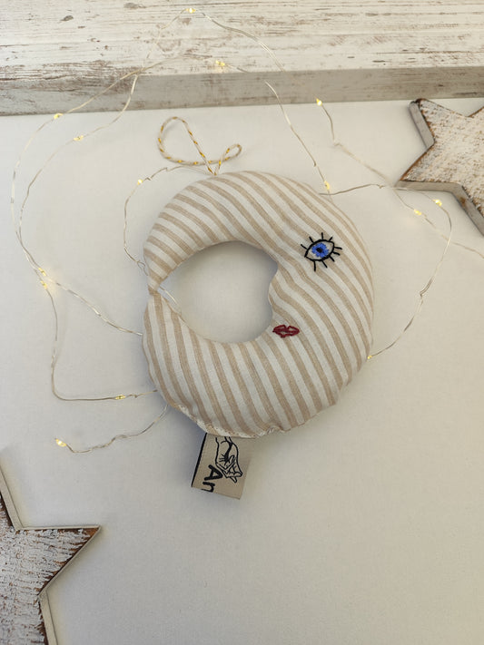 Χριστουγεννιάτικο υφασμάτινο στολίδι - ριγέ κεντημένο φεγγάρι.