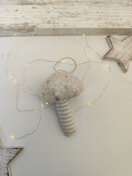 Χριστουγεννιάτικο υφασμάτινο στολίδι - εκρού μανιτάρι.