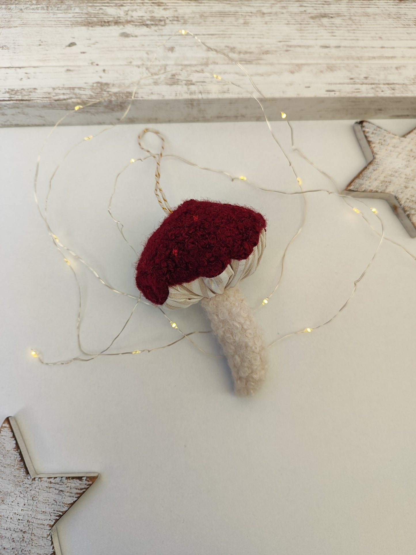 Χριστουγεννιάτικο υφασμάτινο στολίδι - μπορντό και εκρού μανιτάρι .