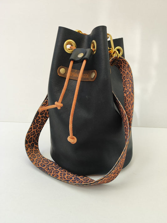 Χειροποίητη δερμάτινη τσάντα πουγκί - μαύρο με καφέ και χρυσές λεπτομέρειες και λεοπάρ ιμάντα.