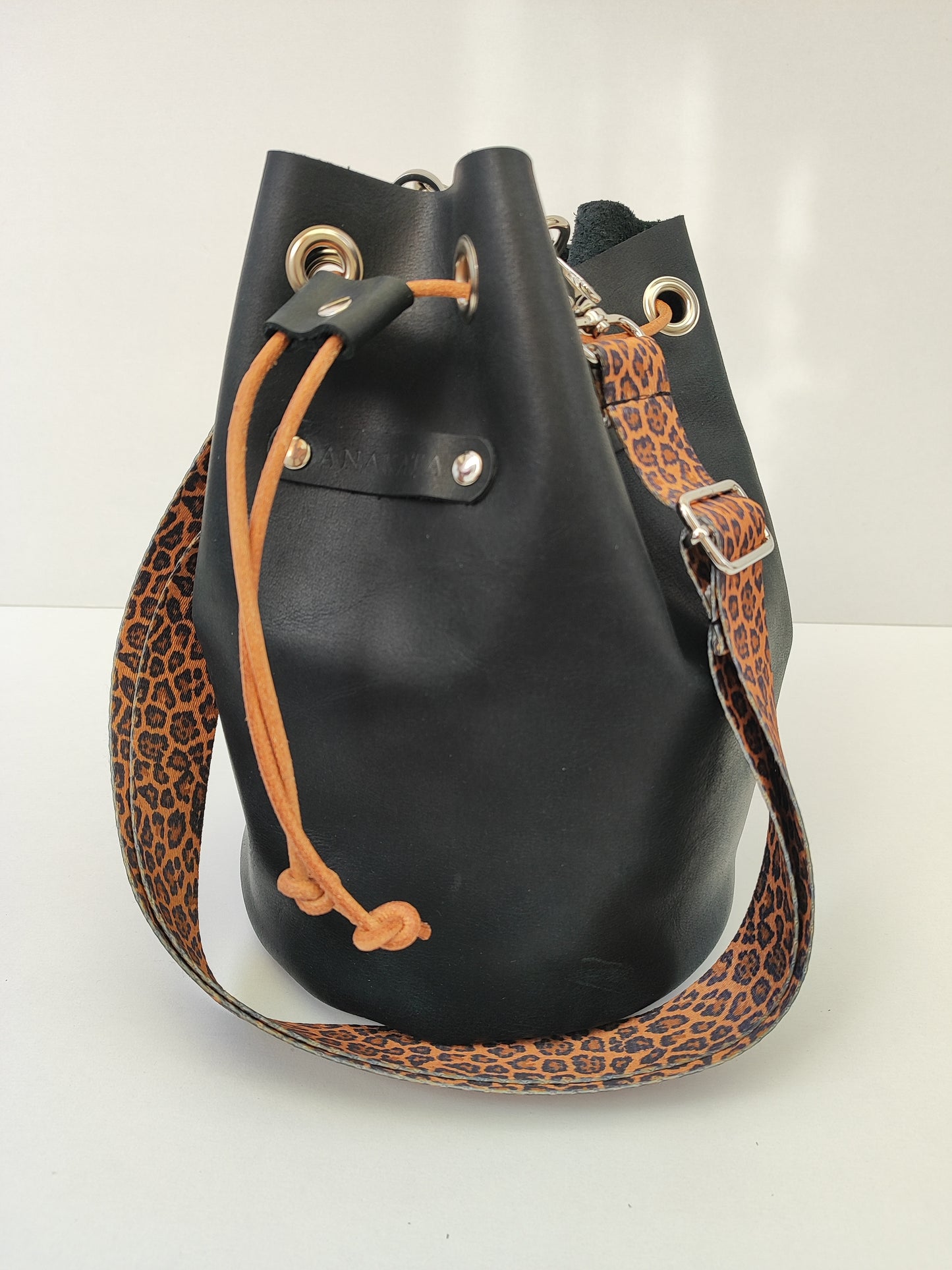 Χειροποίητη δερμάτινη τσάντα πουγκί - μαύρο με ασημί λεπτομέρειες και λεοπάρ ιμάντα.