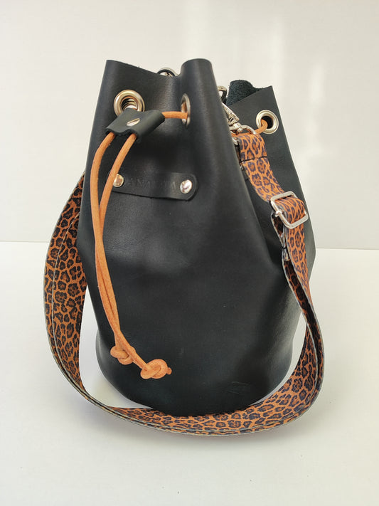 Χειροποίητη δερμάτινη τσάντα πουγκί - μαύρο με ασημί λεπτομέρειες και λεοπάρ ιμάντα.