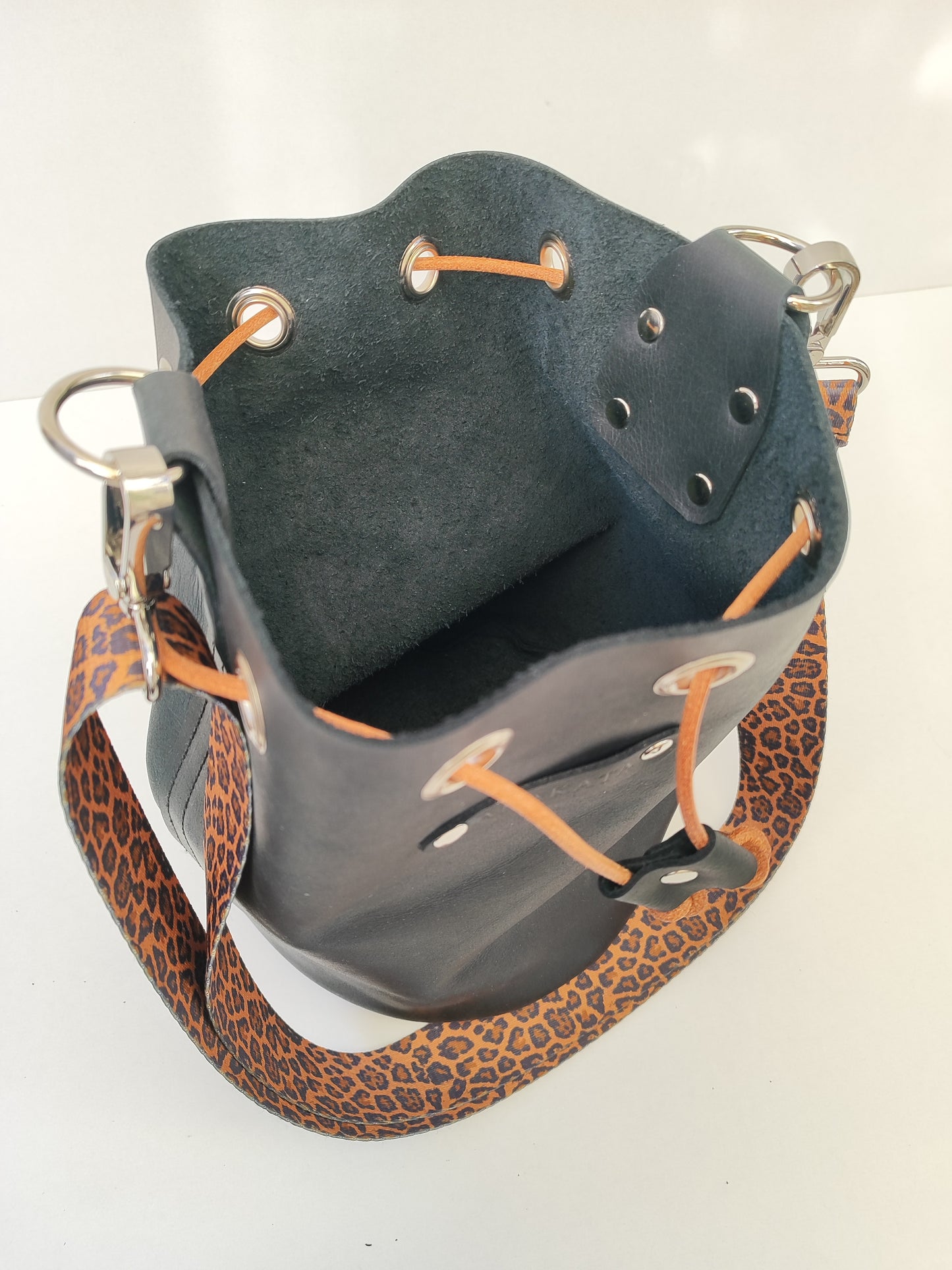 Χειροποίητη δερμάτινη τσάντα πουγκί - μαύρο με ασημί λεπτομέρειες και λεοπάρ ιμάντα.