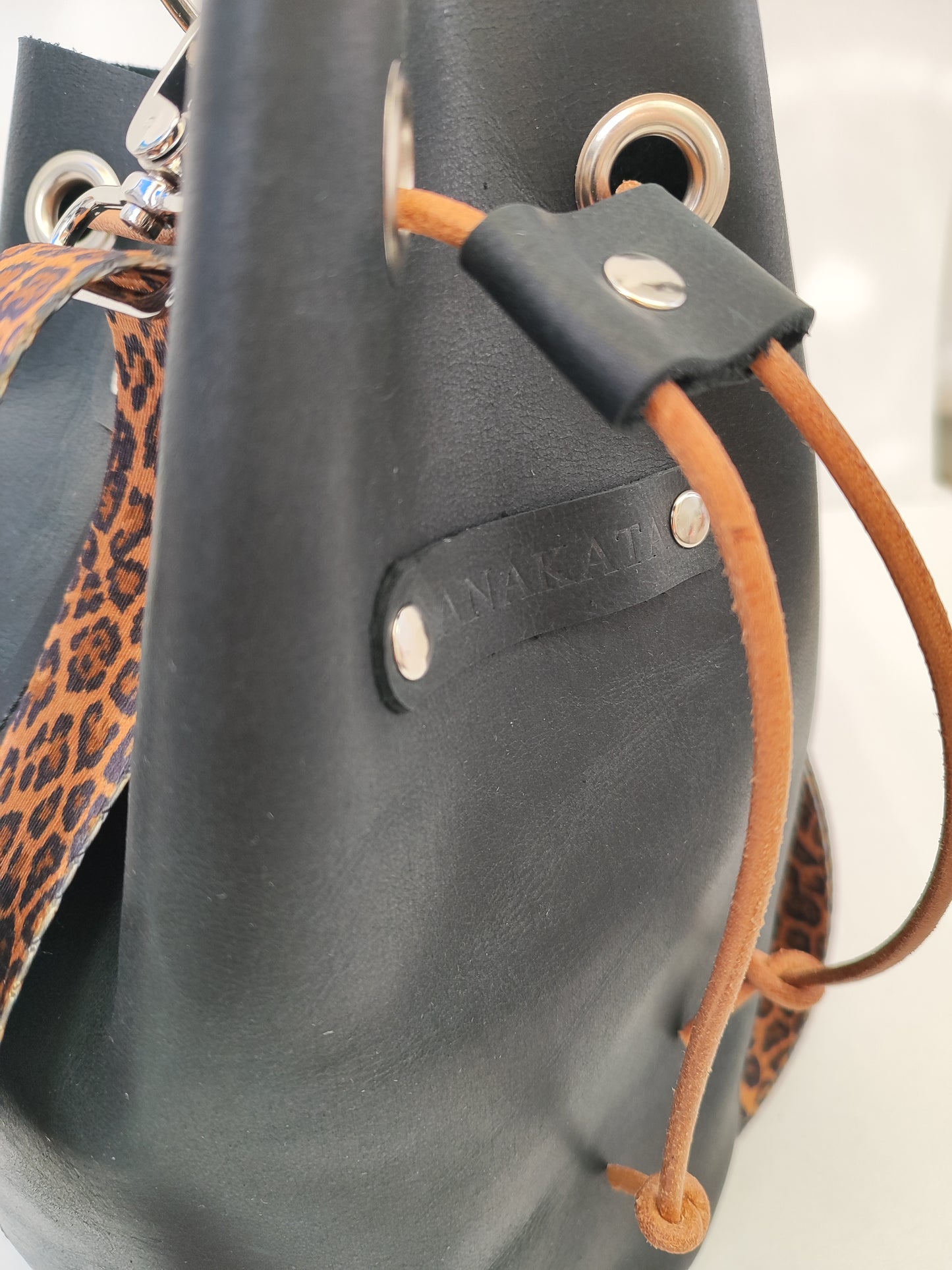 Χειροποίητη δερμάτινη τσάντα πουγκί - μαύρο με ασημί λεπτομέρειες και λεοπάρ ιμάντα.