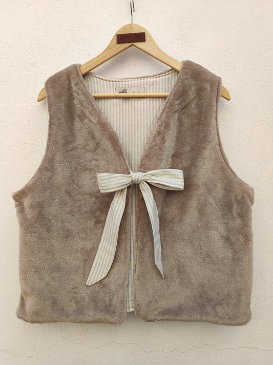 Χειροποίητο γιλέκο, μπεζ απαλό γουνάκι με ριγέ φιόγκο.
