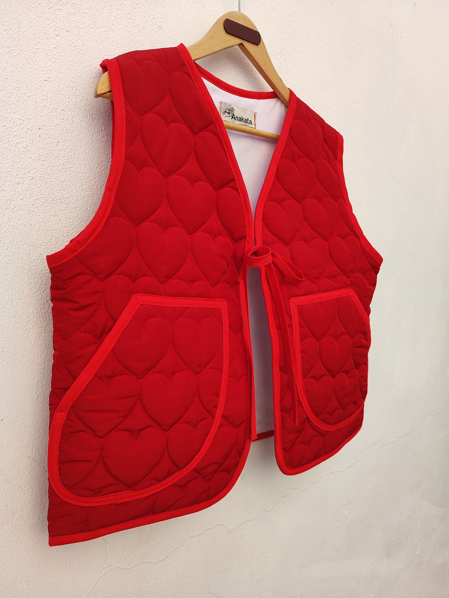 Χειροποίητο γιλέκο κόκκινο καπιτονέ με καρδιές και φιόγκο για κλείσιμο.