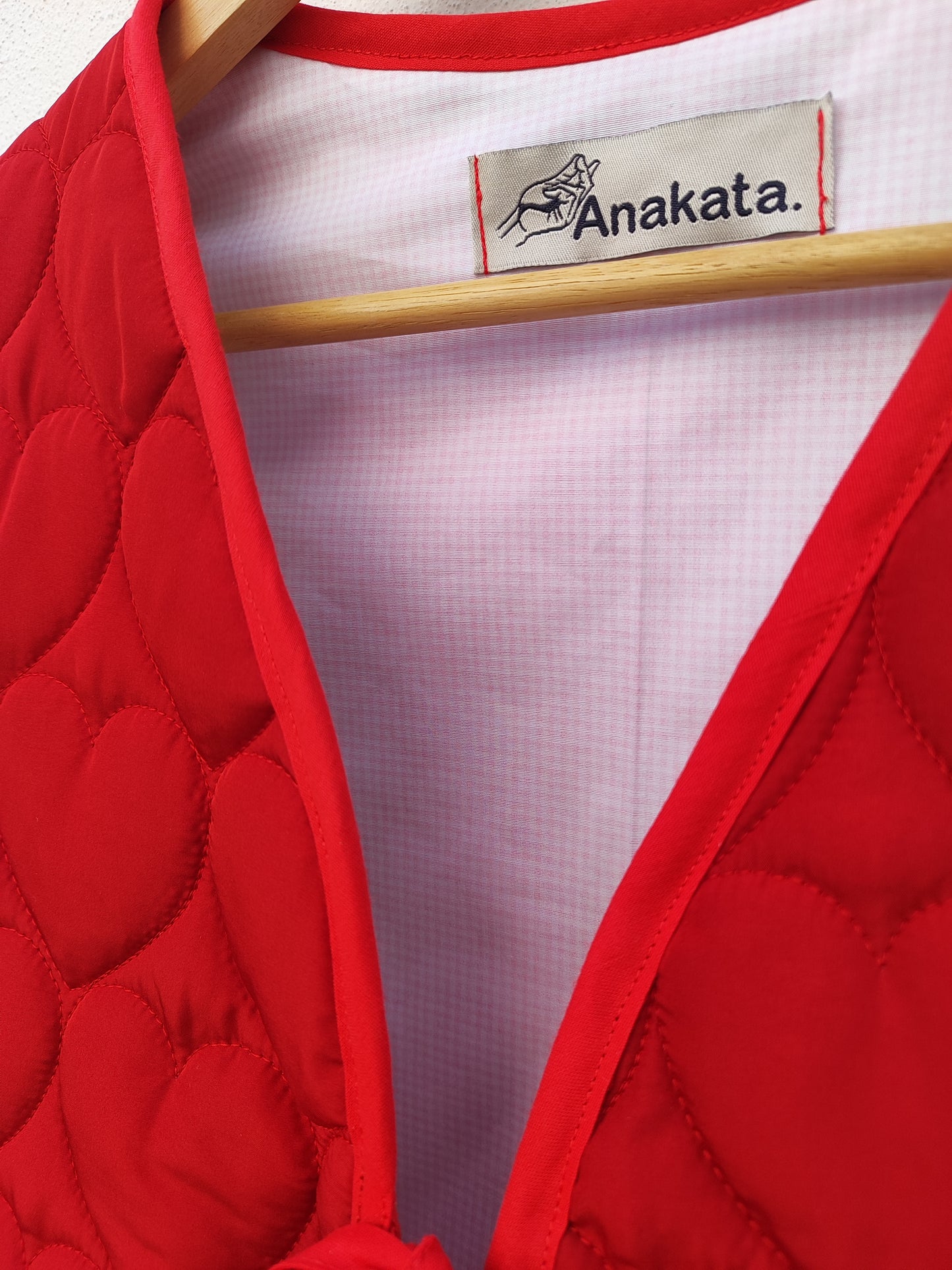 Χειροποίητο γιλέκο κόκκινο καπιτονέ με καρδιές και φιόγκο για κλείσιμο.