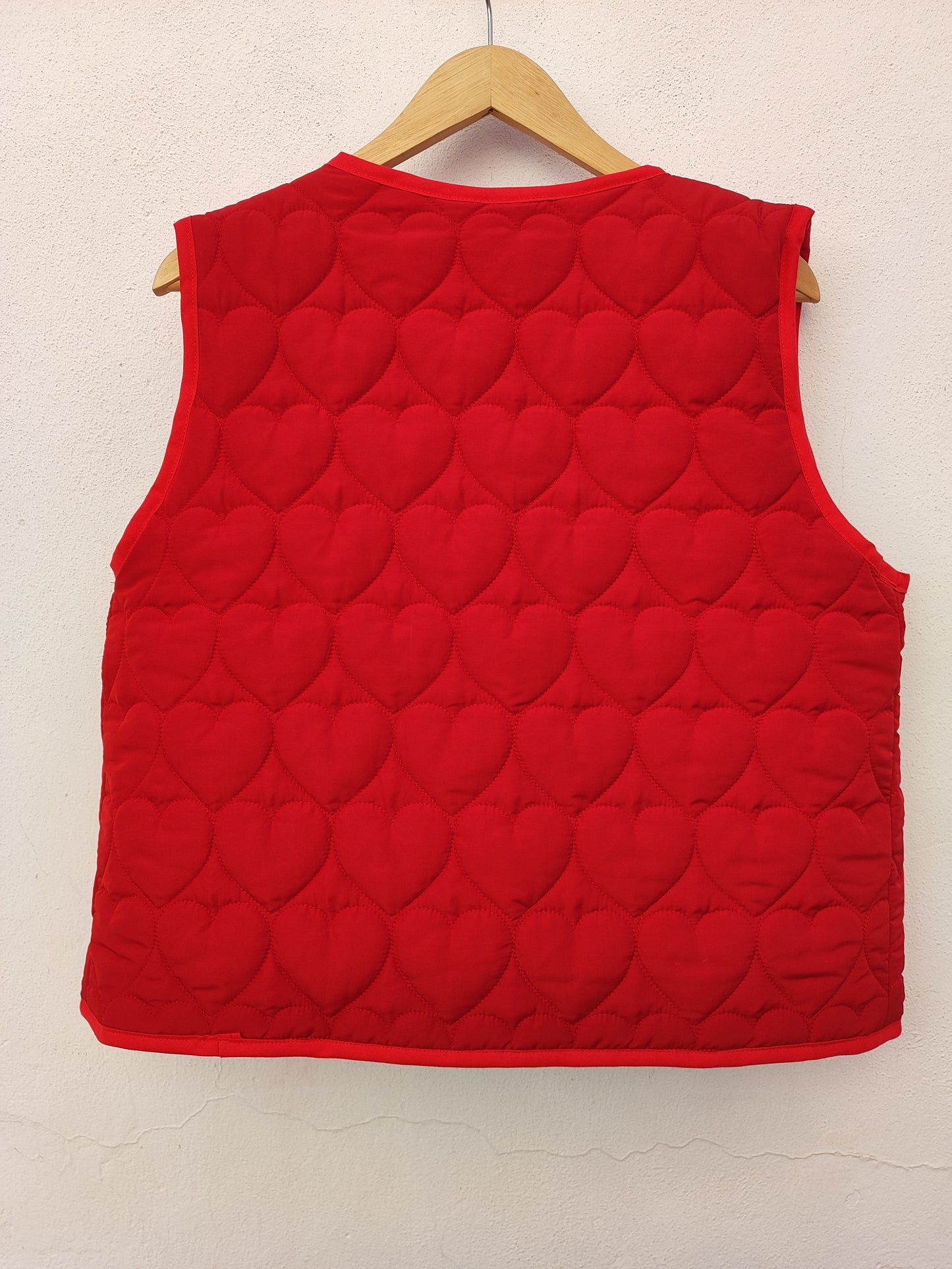 Χειροποίητο γιλέκο κόκκινο καπιτονέ με καρδιές και φιόγκο για κλείσιμο.