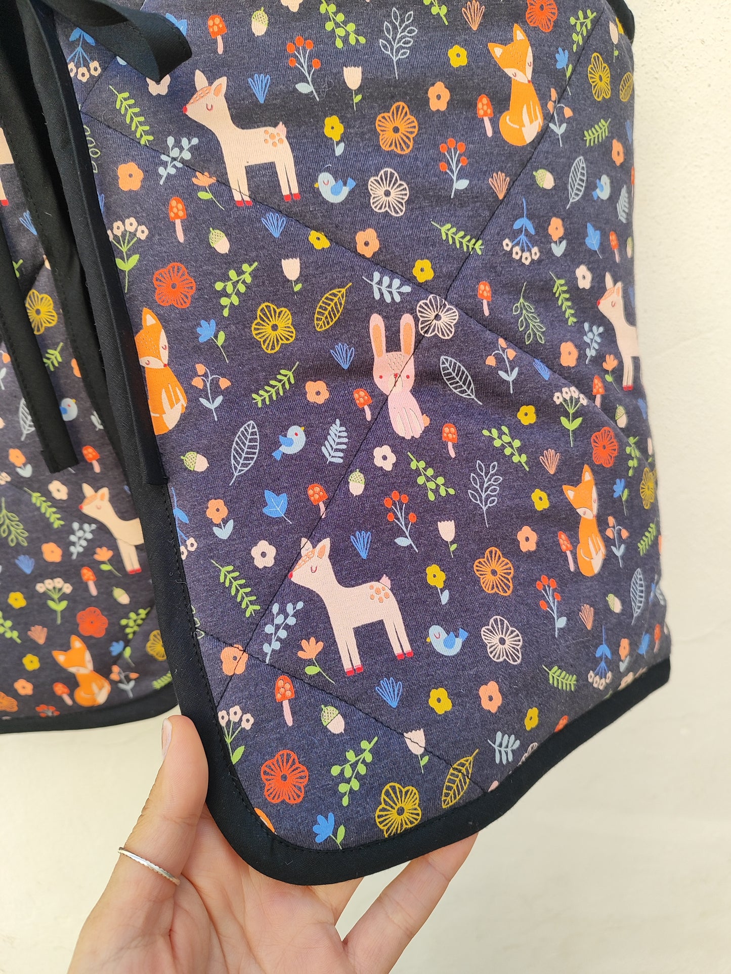 Χειροποίητο γιλέκο, καπιτονέ ζωάκια του δάσους - μαύρο , διπλής όψης.