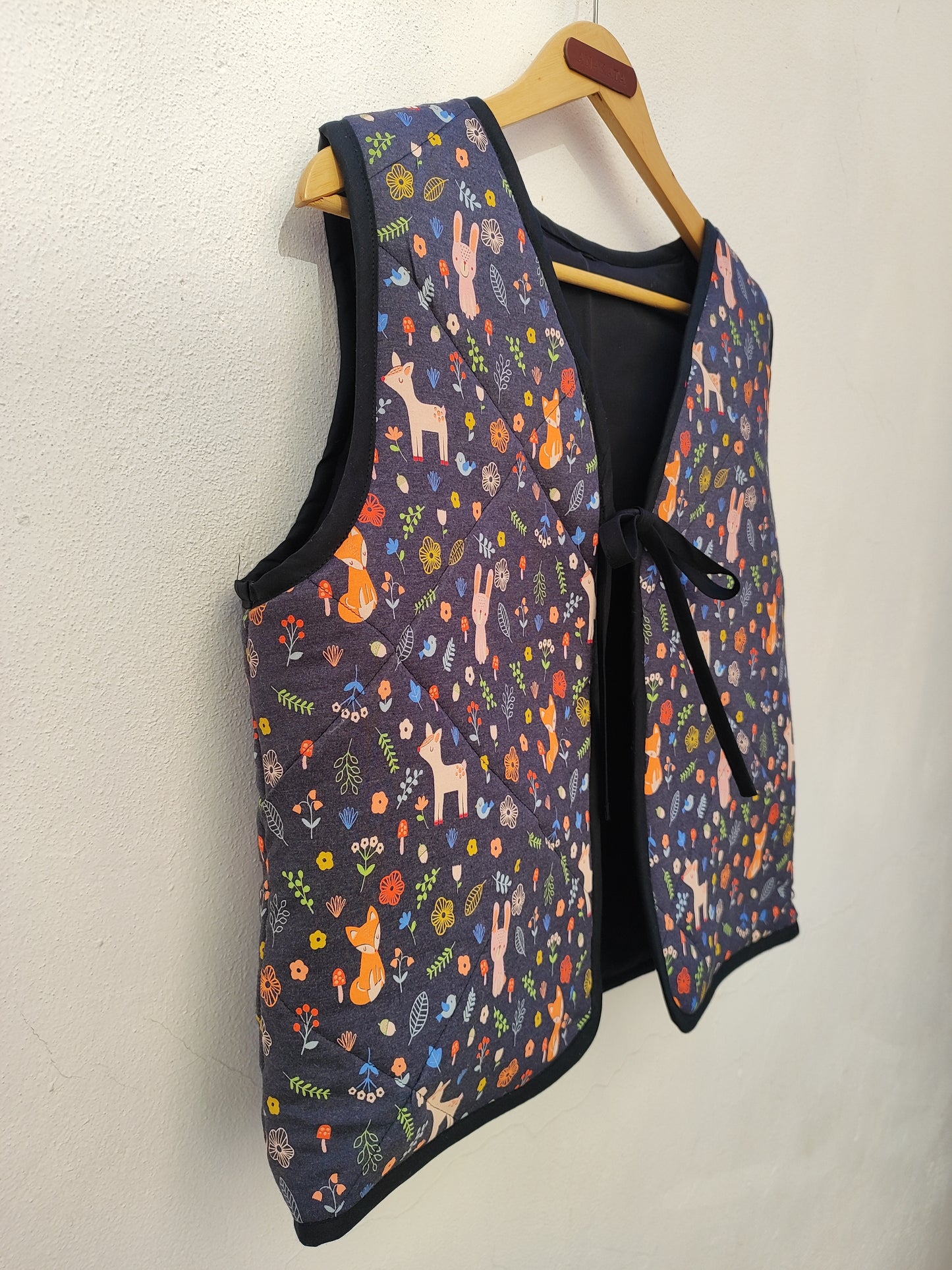 Χειροποίητο γιλέκο, καπιτονέ ζωάκια του δάσους - μαύρο , διπλής όψης.