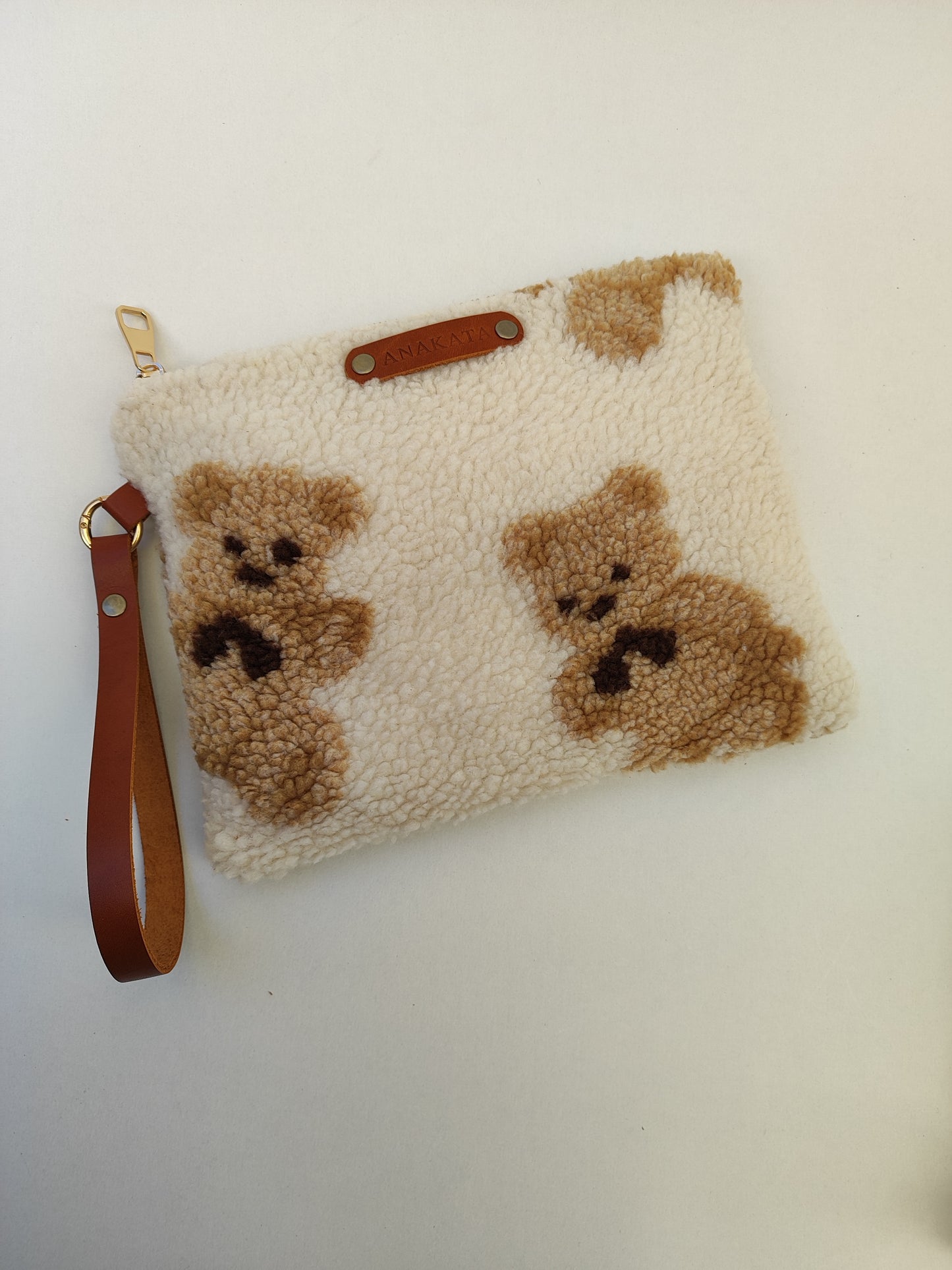 Τσαντάκι με φερμουάρ από γουνάκι με αρκουδάκια και χρυσό φερμουάρ.