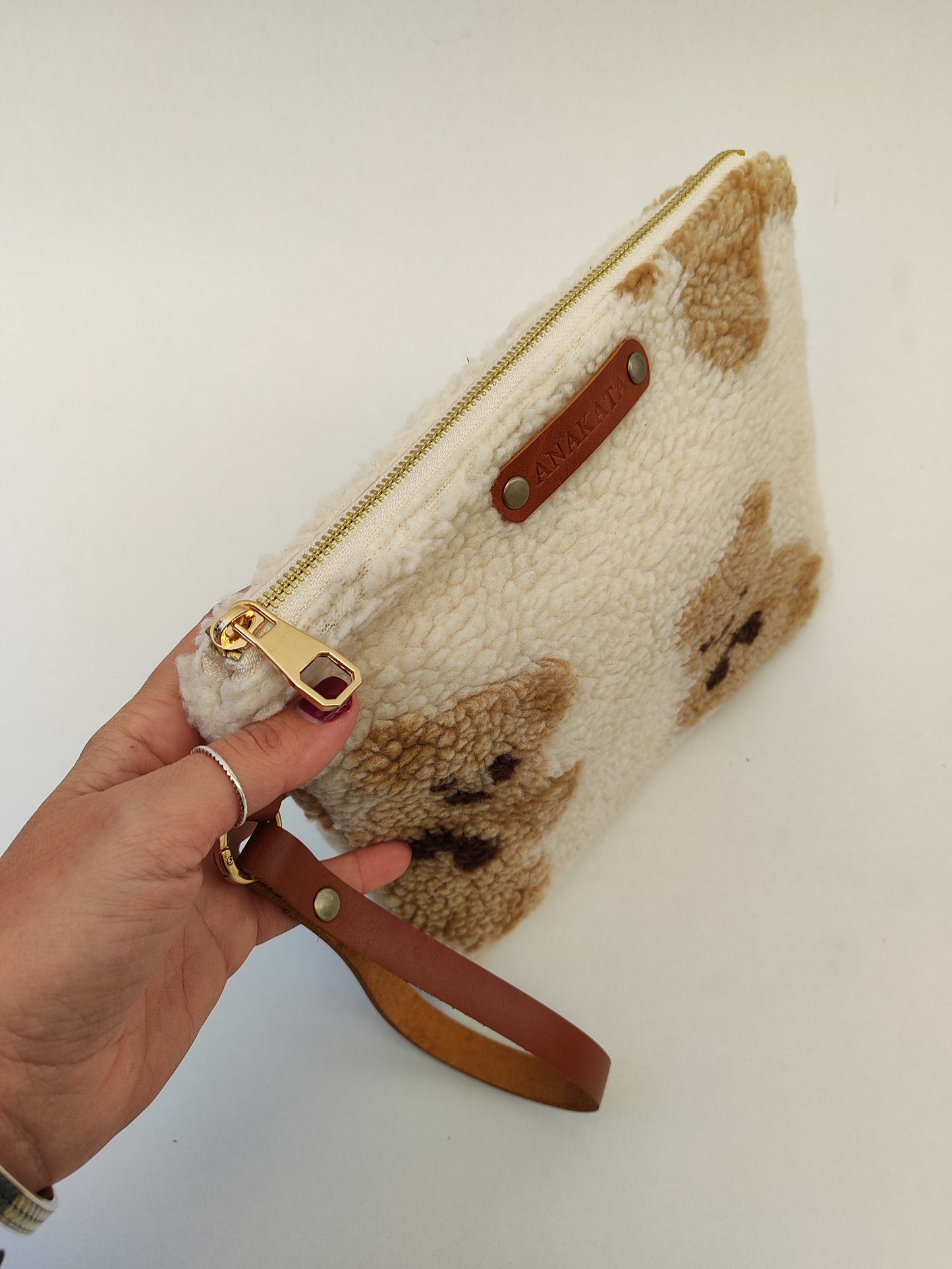 Τσαντάκι με φερμουάρ από γουνάκι με αρκουδάκια και χρυσό φερμουάρ.