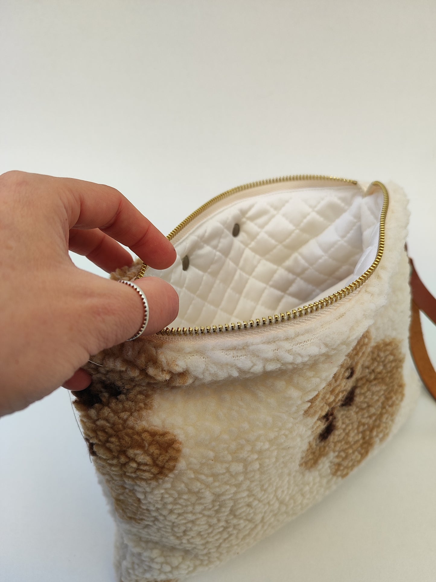 Τσαντάκι με φερμουάρ από γουνάκι με αρκουδάκια και χρυσό φερμουάρ.