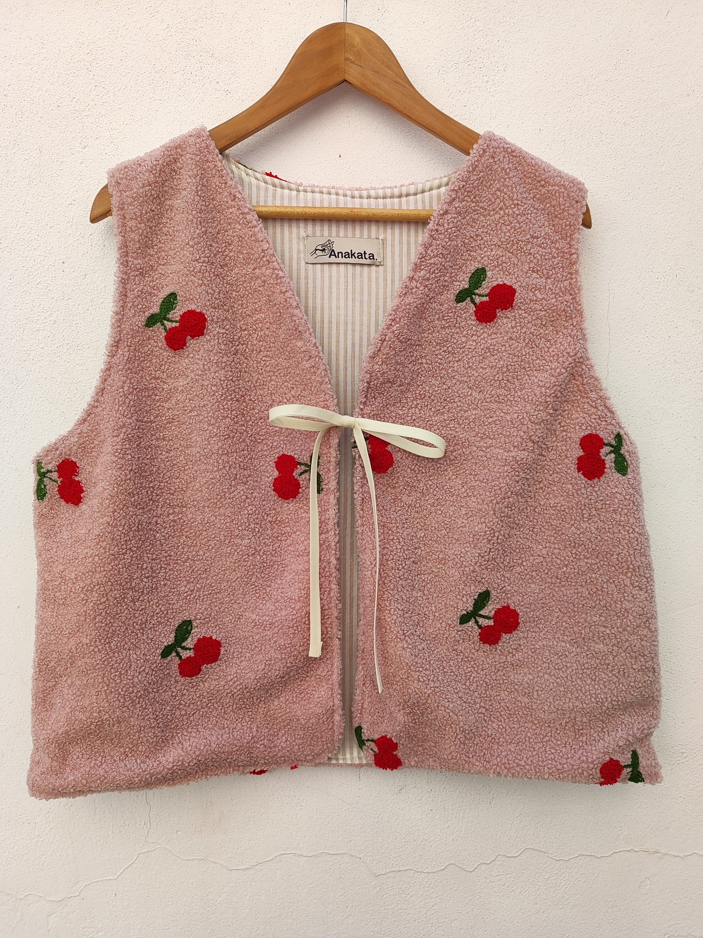 Χειροποίητο γιλέκο, ροζ με τραγανά κεράσια (συνθετική γούνα)