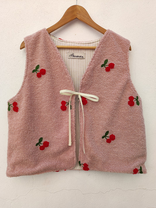 Χειροποίητο γιλέκο, ροζ με τραγανά κεράσια (συνθετική γούνα)