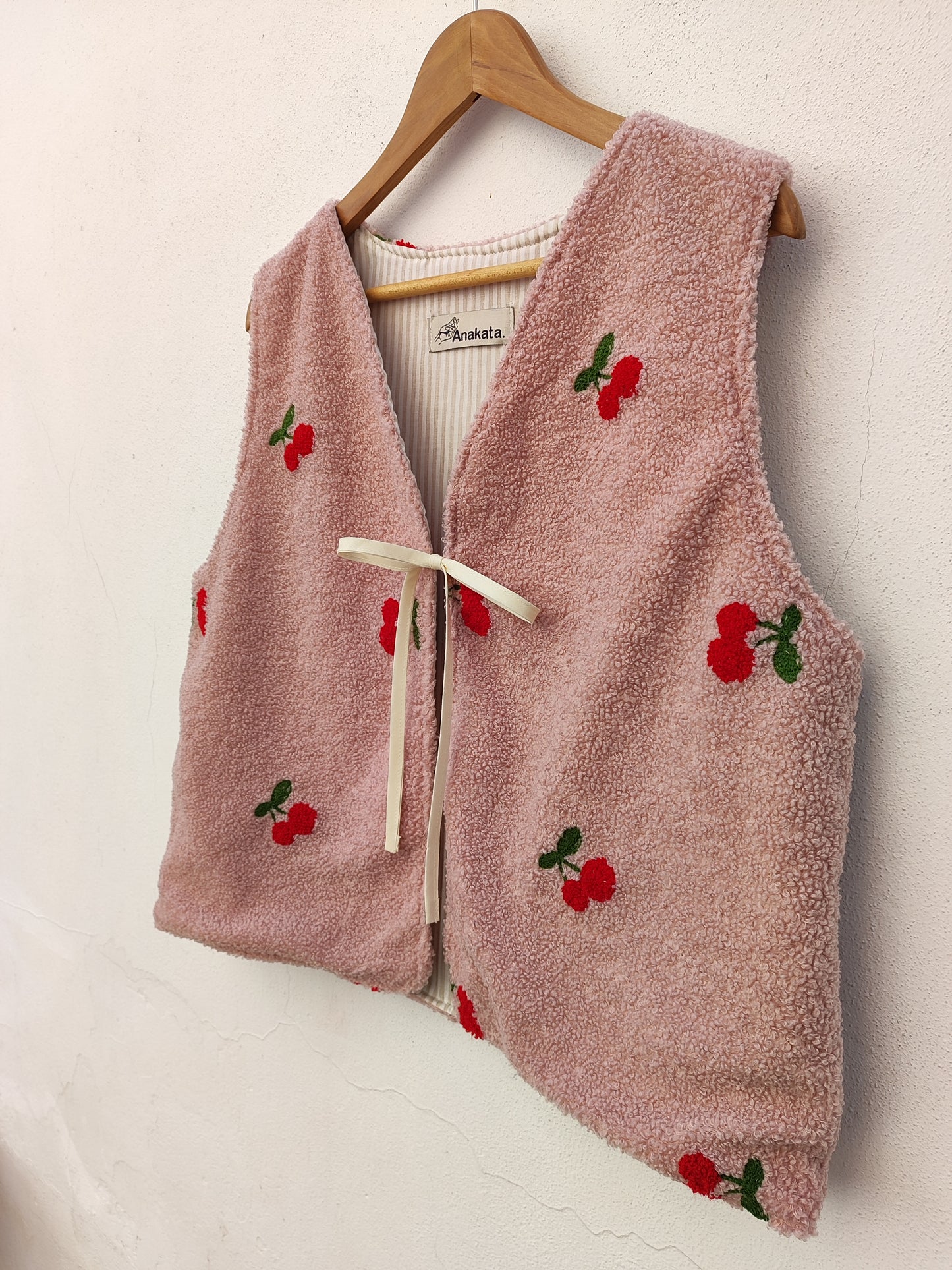 Χειροποίητο γιλέκο, ροζ με τραγανά κεράσια (συνθετική γούνα)