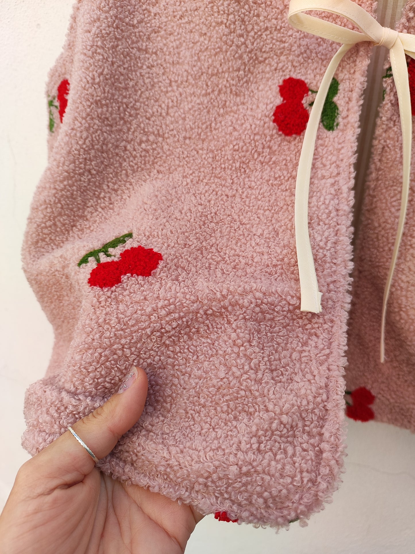 Χειροποίητο γιλέκο, ροζ με τραγανά κεράσια (συνθετική γούνα)