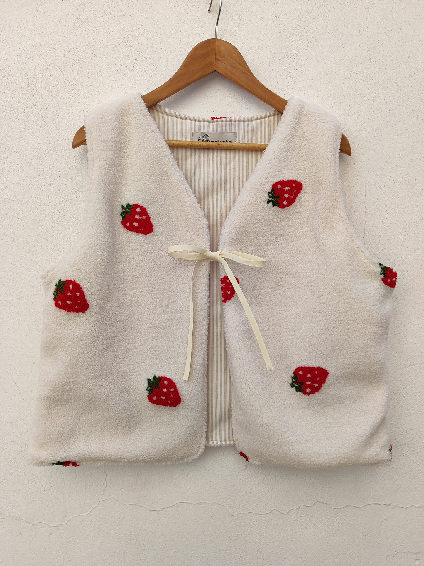 Χειροποίητο γιλέκο, εκρού με ζουμερές φράουλες (συνθετική γούνα)