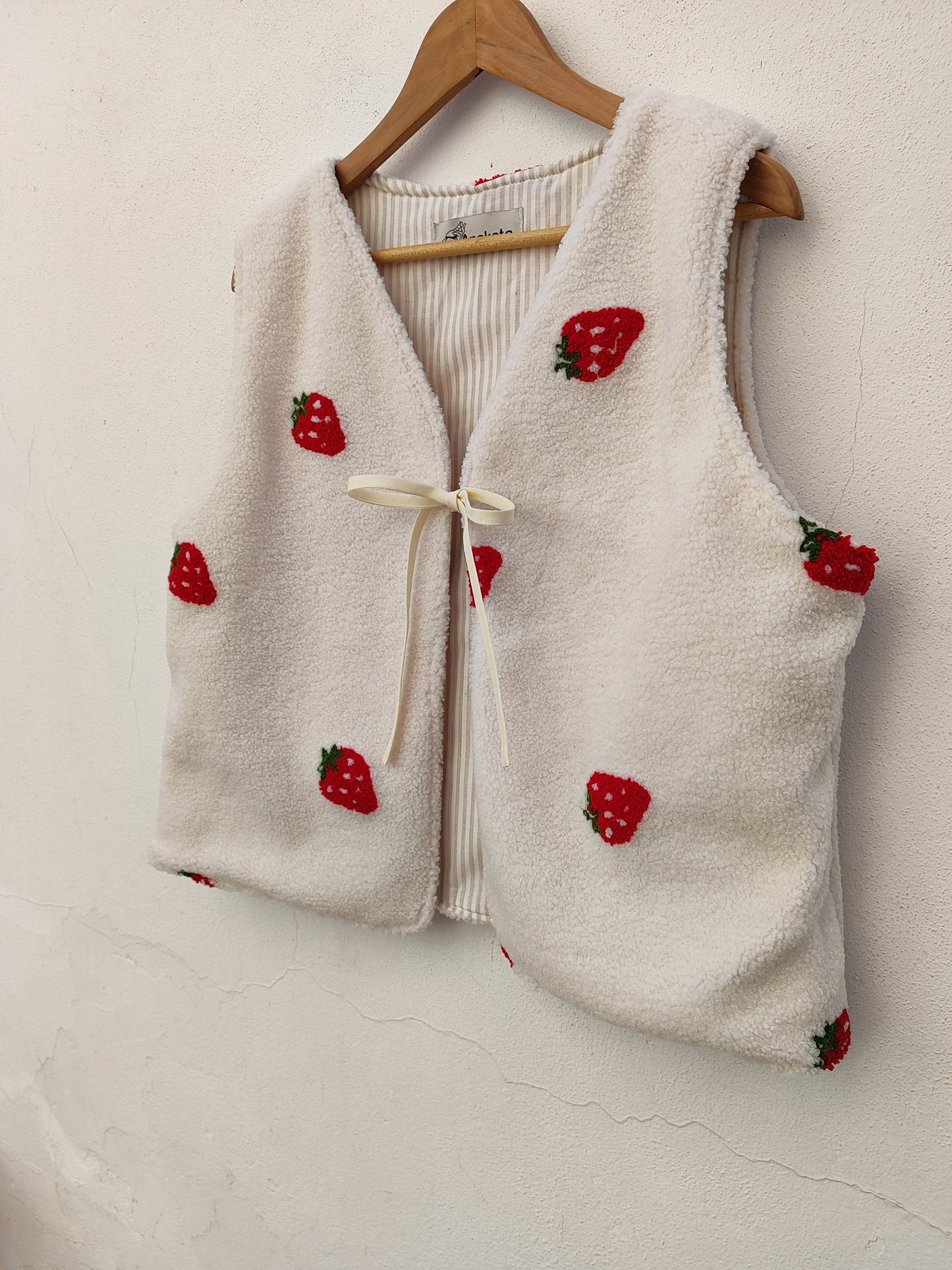 Χειροποίητο γιλέκο, εκρού με ζουμερές φράουλες (συνθετική γούνα)