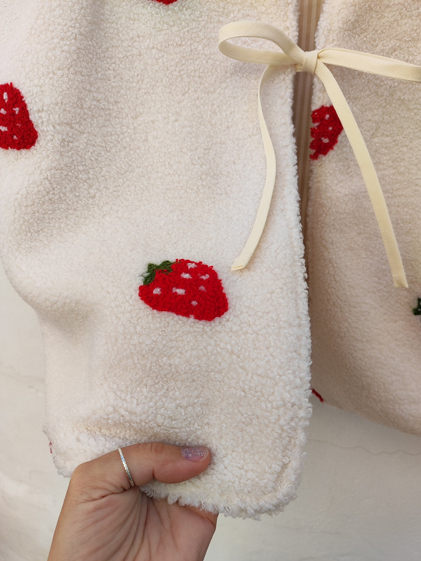 Χειροποίητο γιλέκο, εκρού με ζουμερές φράουλες (συνθετική γούνα)