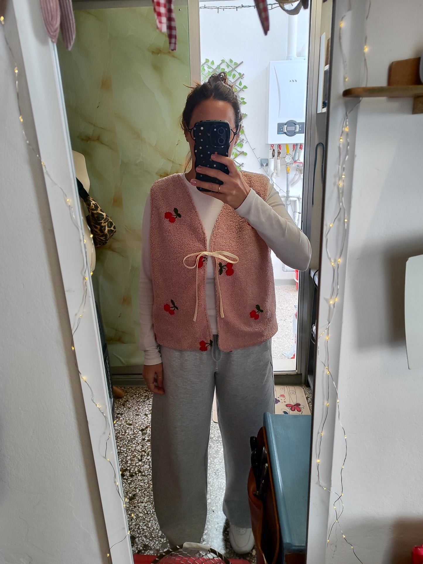 Χειροποίητο γιλέκο, ροζ με τραγανά κεράσια (συνθετική γούνα)