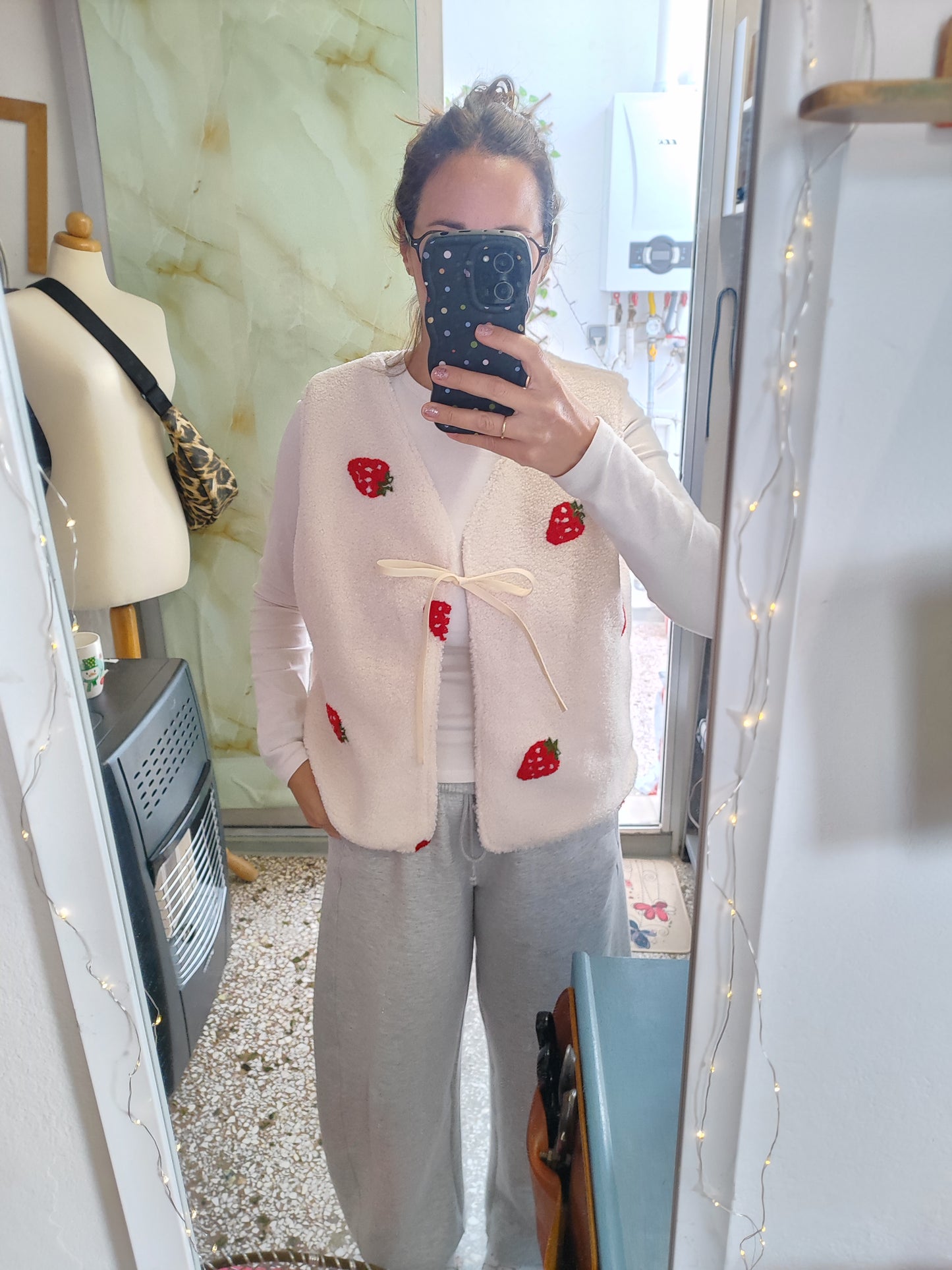 Χειροποίητο γιλέκο, εκρού με ζουμερές φράουλες (συνθετική γούνα)