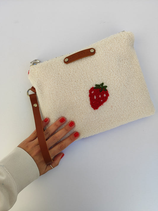 Τσαντάκι με φερμουάρ από γουνάκι με φράουλες και ασημί φερμουάρ.