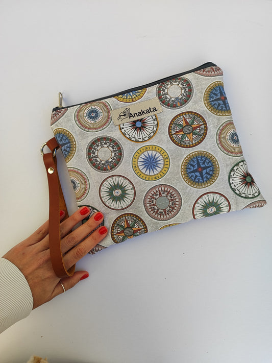 Καπιτονέ τσαντάκι με φερμουάρ ''πυξίδες''