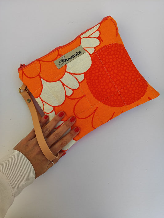 Καπιτονέ τσαντάκι με φερμουάρ  ''πορτοκαλί λουλούδια''