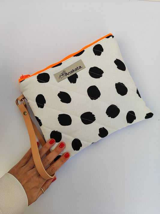 Καπιτονέ τσαντάκι με φερμουάρ ''άσπρο με μαύρες πιτσίλες''