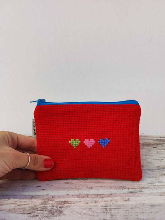 Μικρό κεντημένο πορτοφολάκι - κόκκινο με πολύχρωμες καρδιές