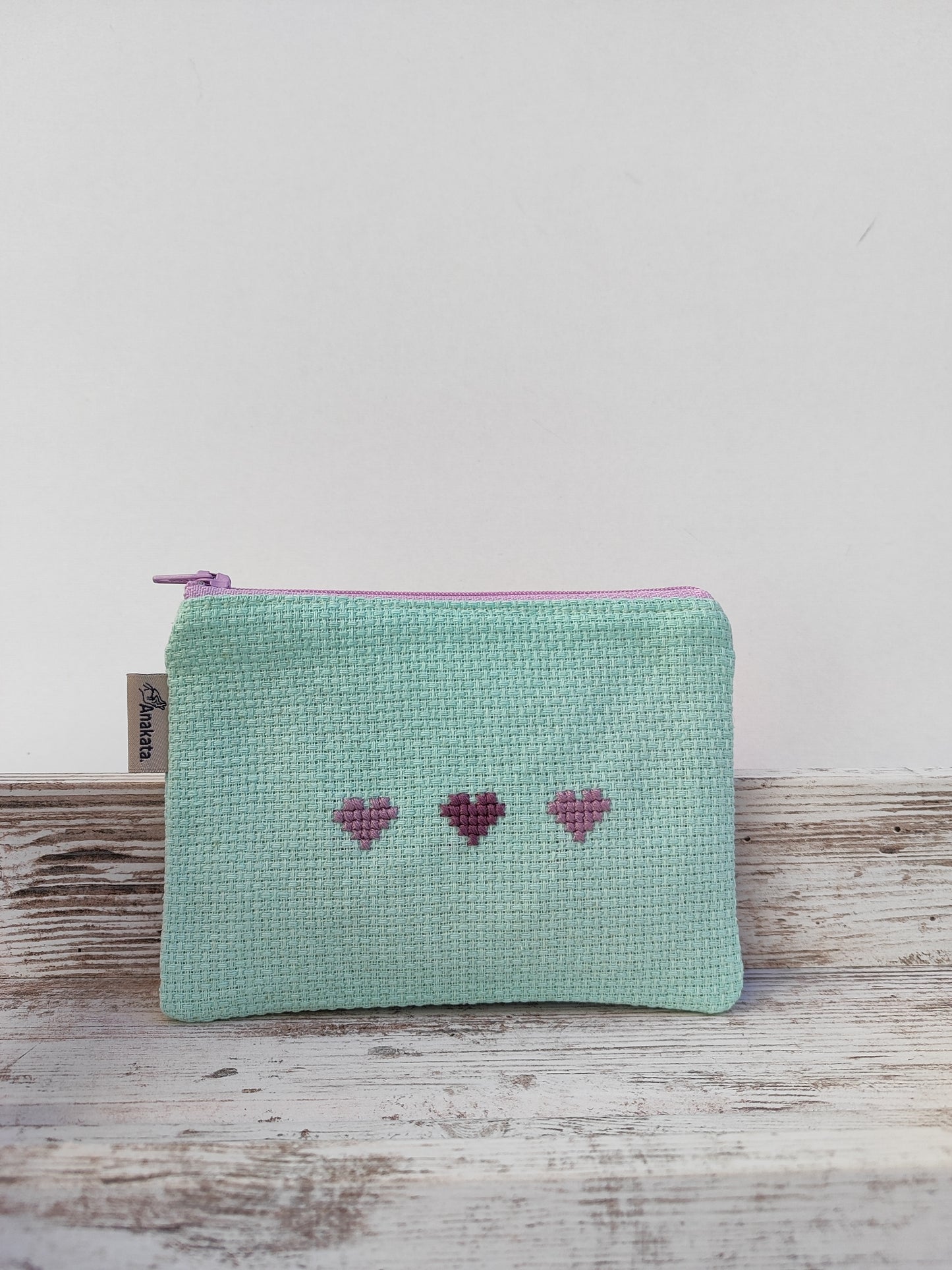 Μικρό κεντημένο πορτοφολάκι - βεραμάν με μωβ καρδιές