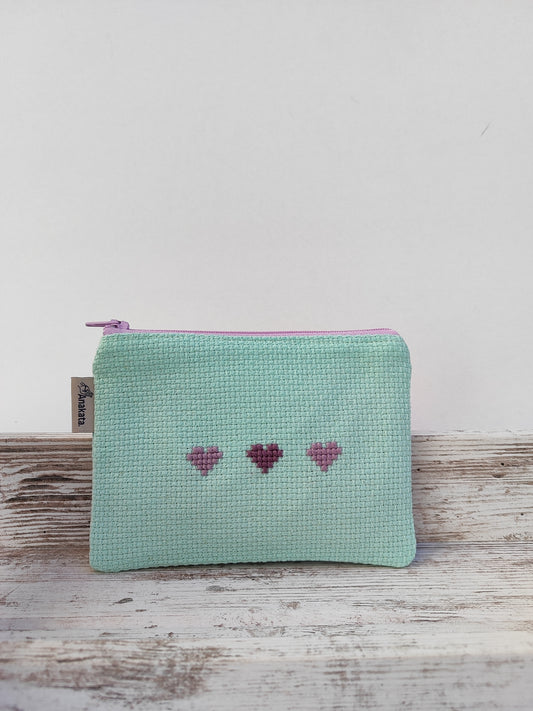Μικρό κεντημένο πορτοφολάκι - βεραμάν με μωβ καρδιές