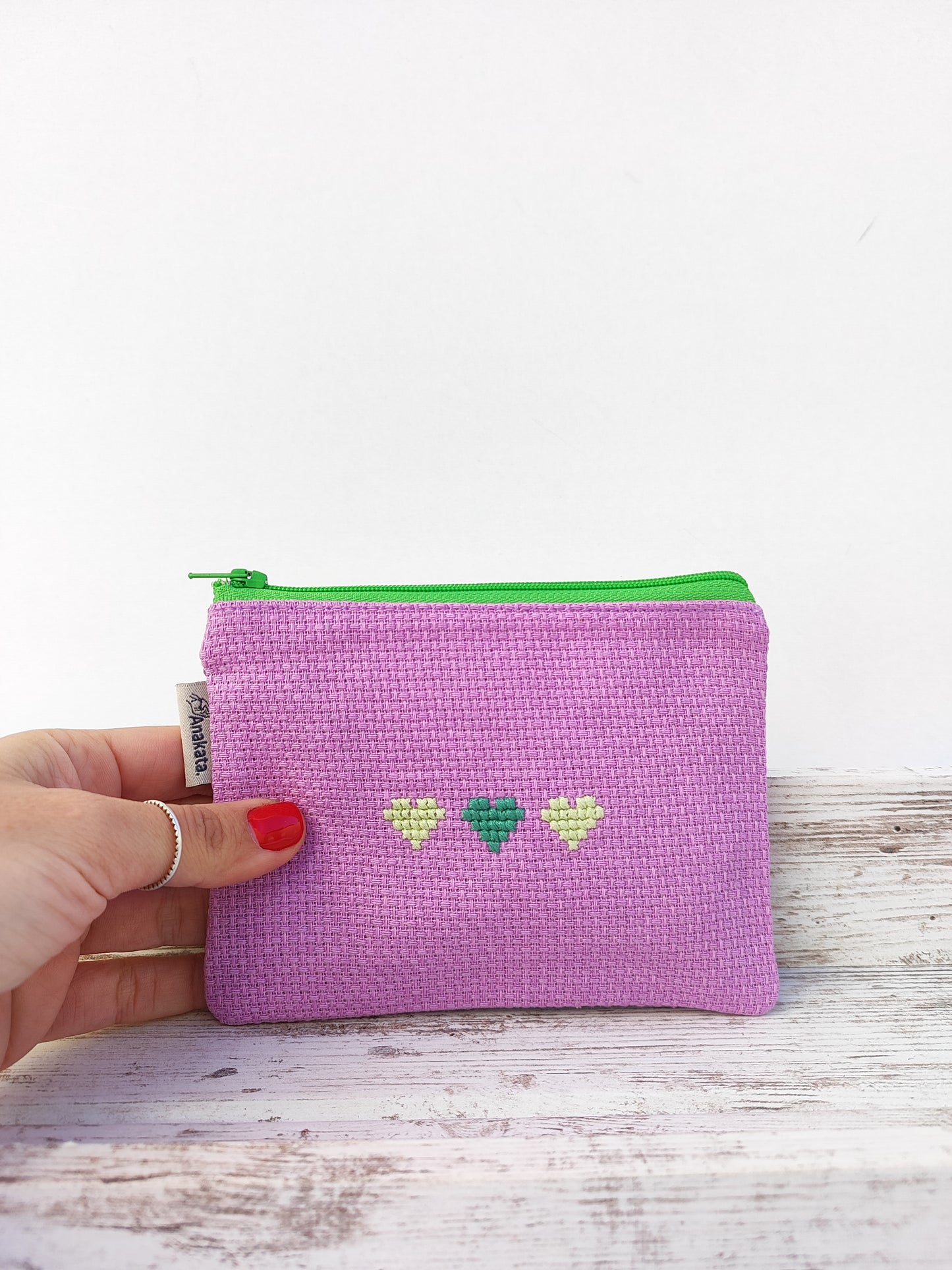 Μικρό κεντημένο πορτοφολάκι - μωβ με πράσινες καρδιές