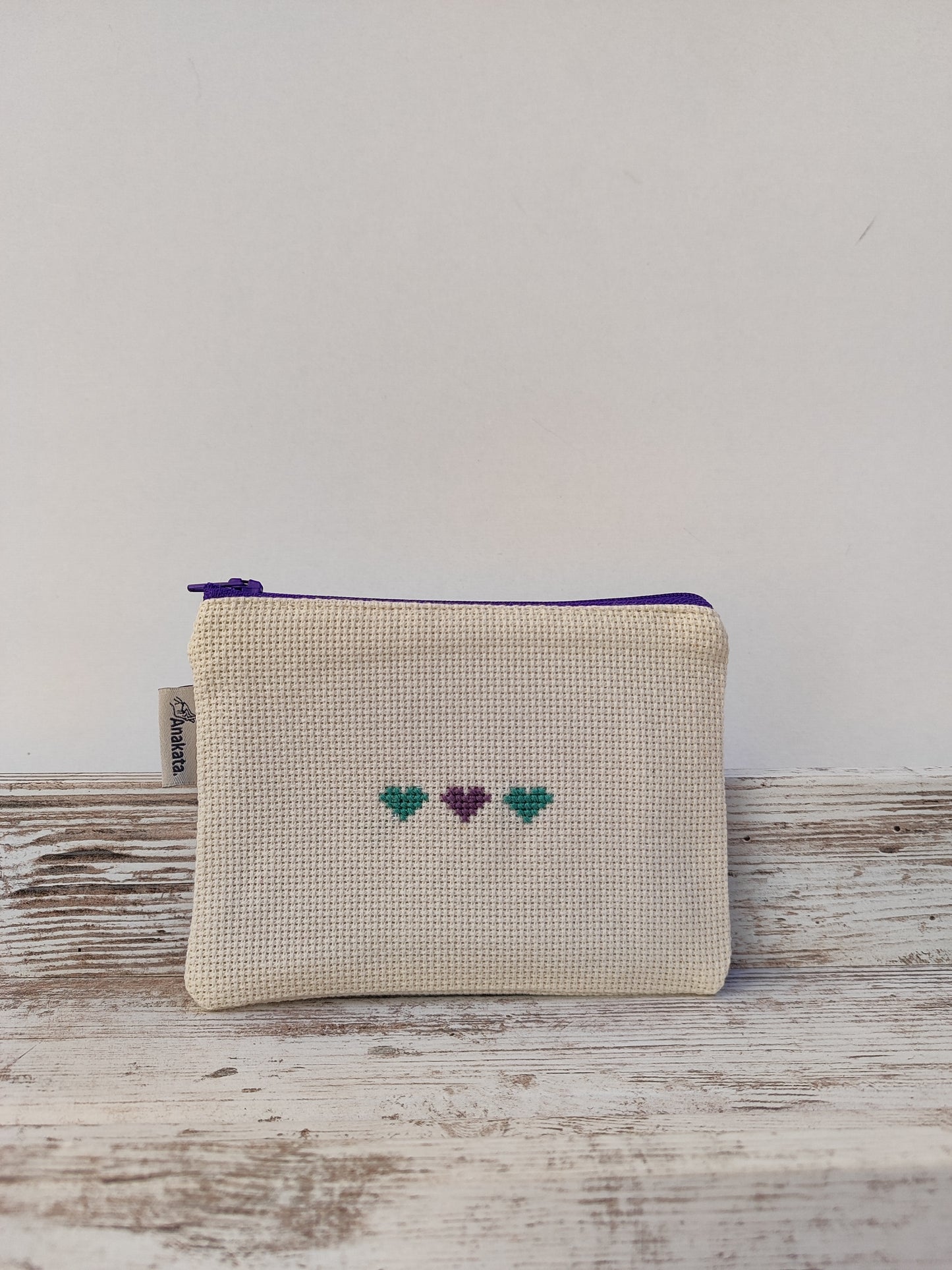 Μικρό κεντημένο πορτοφολάκι - εκρού με καρδιές