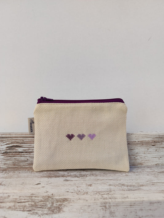 Μικρό κεντημένο πορτοφολάκι - εκρού με μωβ καρδιές
