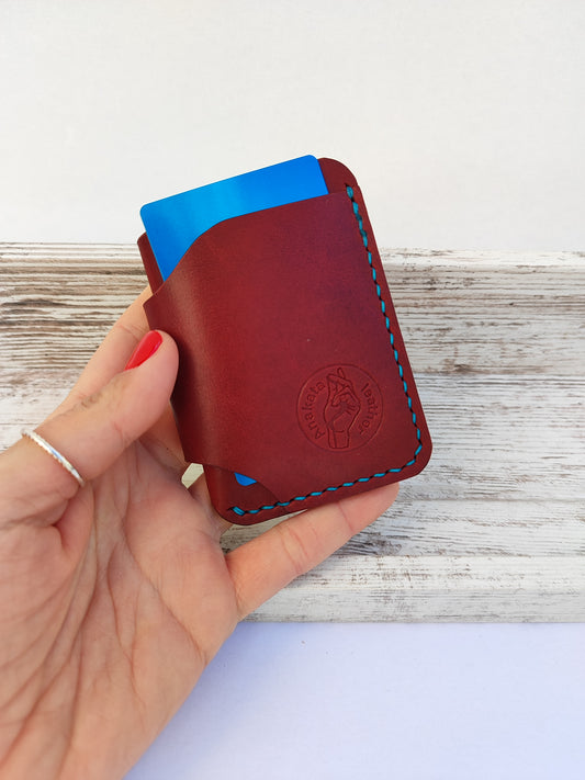 Hobbit δερμάτινο πορτοφόλι ''μπορντώ με βεραμάν κλωστή''