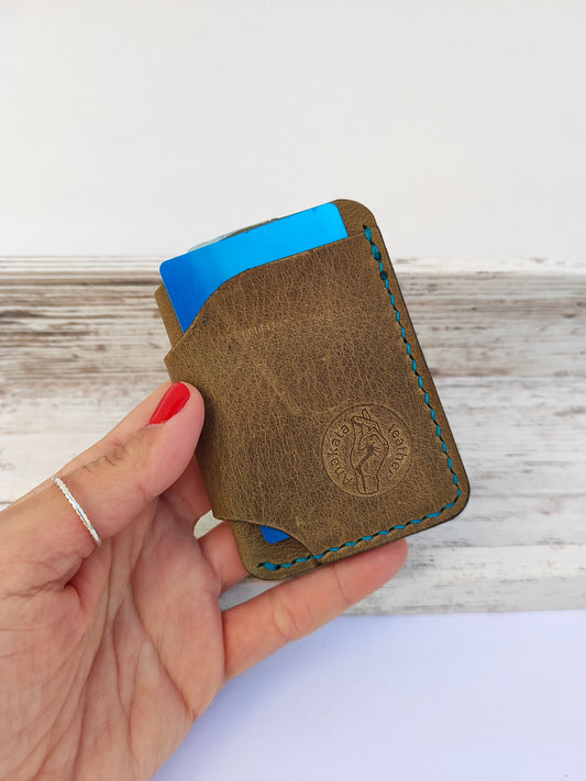 Hobbit δερμάτινο πορτοφόλι ''λαδί με βεραμάν κλωστή''