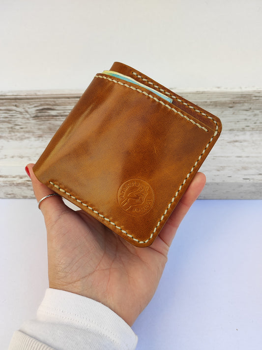 ''McFly'' χειροποίητο δερμάτινο πορτοφόλι - καφέ ανοιχτό με εκρού κλωστή.