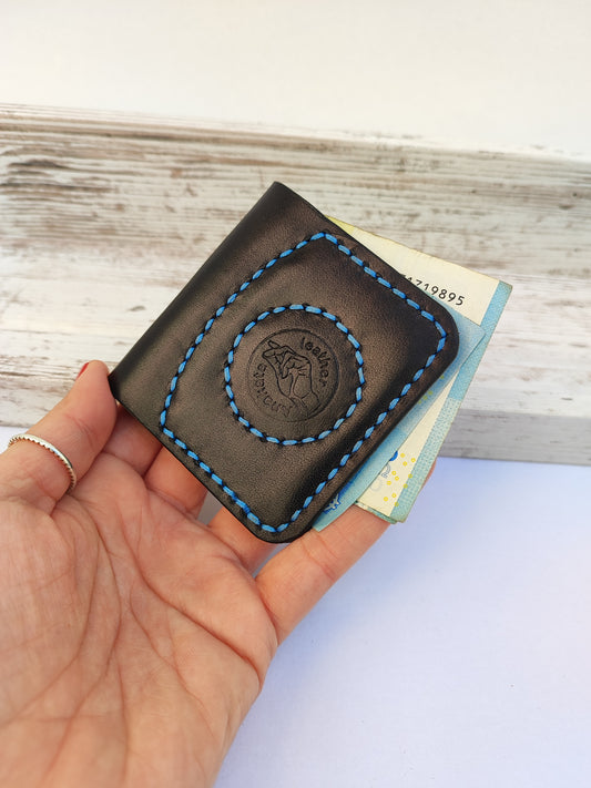 Magneto χειροποίητο δερμάτινο πορτοφόλι για χαρτονομίσματα - μαύρο με γαλάζια κλωστή