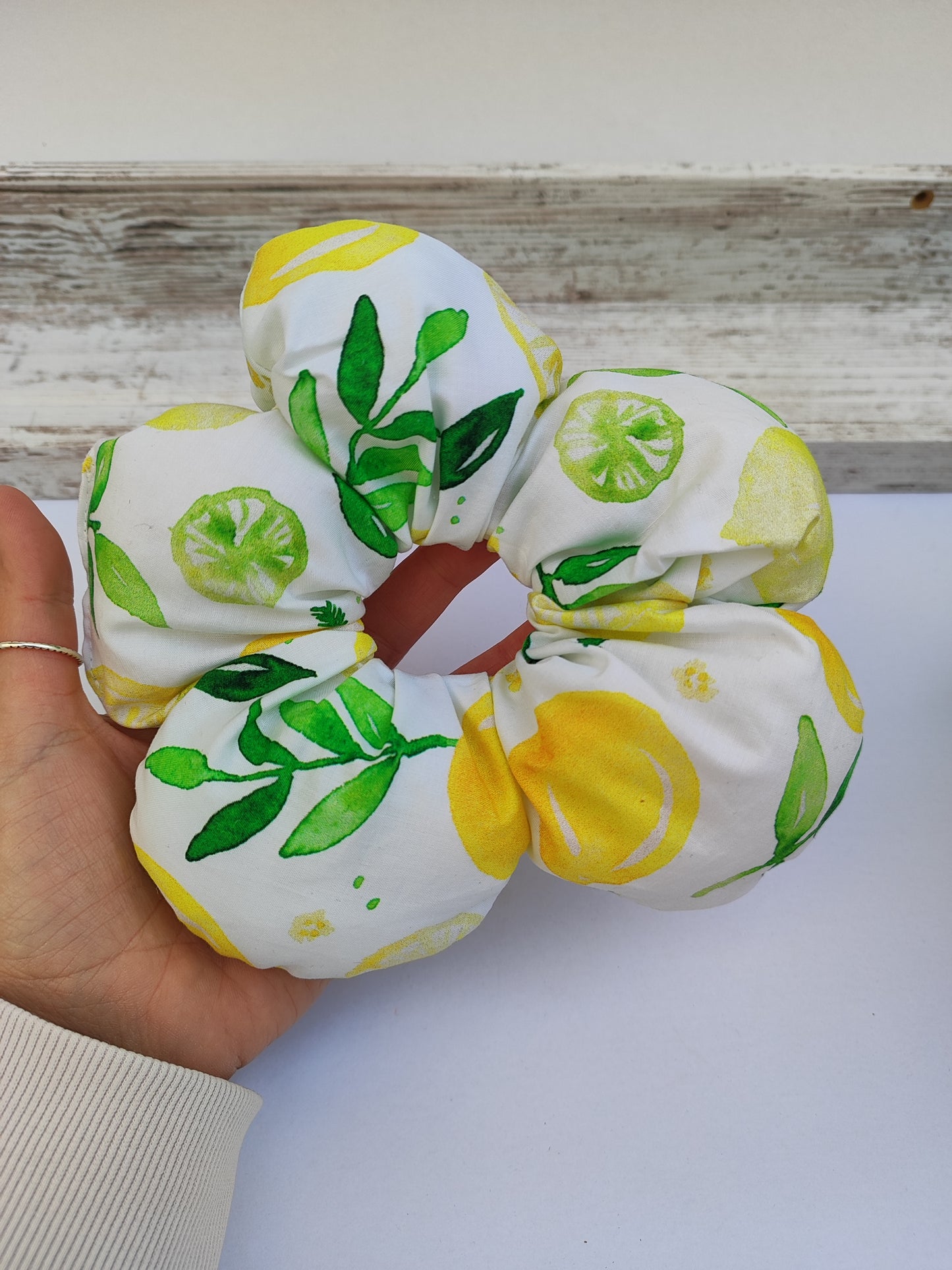 Λουλουδένια scrunchies ''λεμόνια''