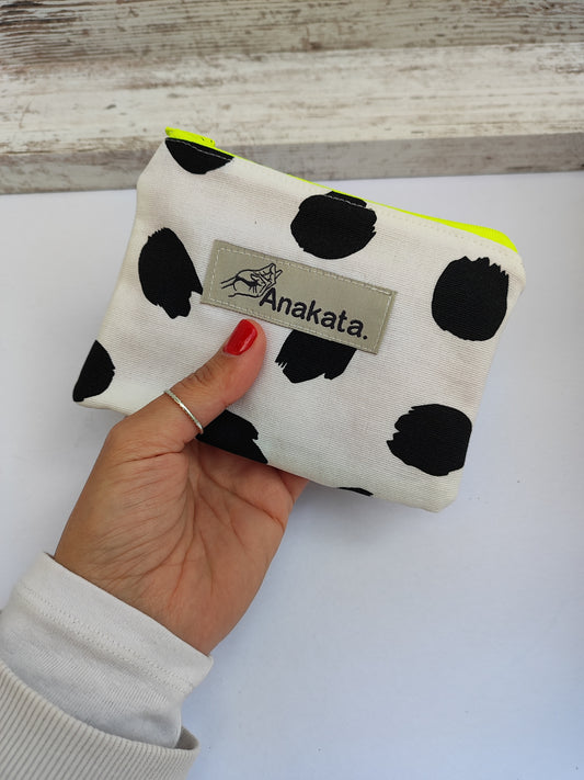 Υφασμάτινο πορτοφολάκι zero waste, άσπρο με μαύρες πιτσίλες.